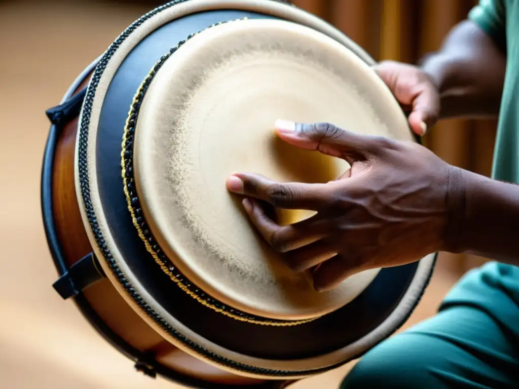 Un músico muestra la técnica de tocar la cuíca, revelando la esencia del instrumento brasileño