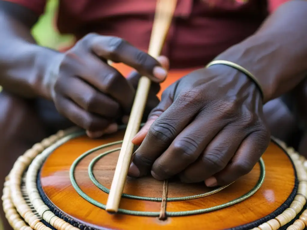 Un músico ugandés concentrado toca el Endongo, mostrando la importancia cultural del instrumento en Uganda