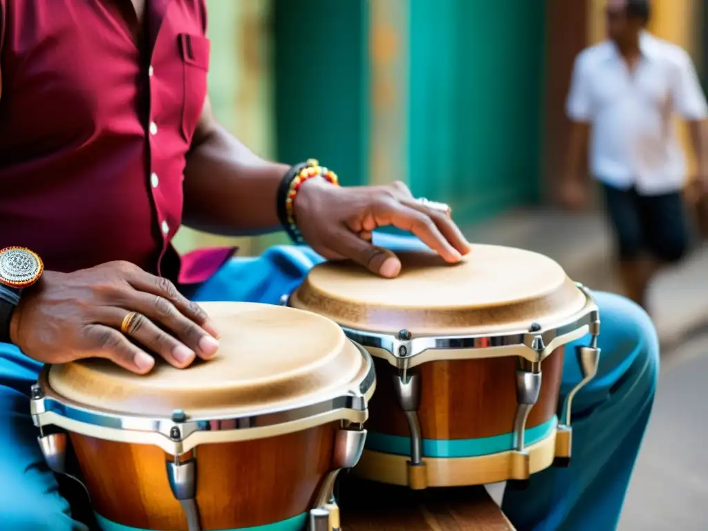 Un par de manos expertas tocan los bongos, mostrando técnicas de mano para bongos en las vibrantes calles de La Habana