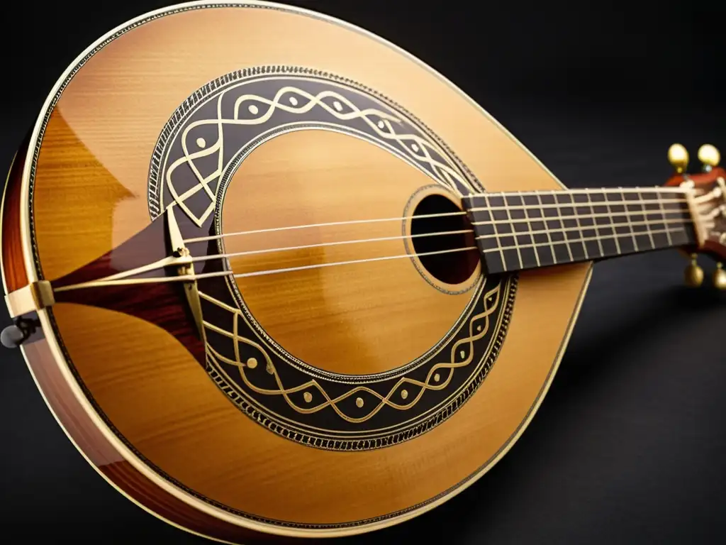 El texto ALT es: 'Detalle de un bouzouki griego con intrincado trabajo de inlay y madera envejecida, iluminado por cálida luz natural