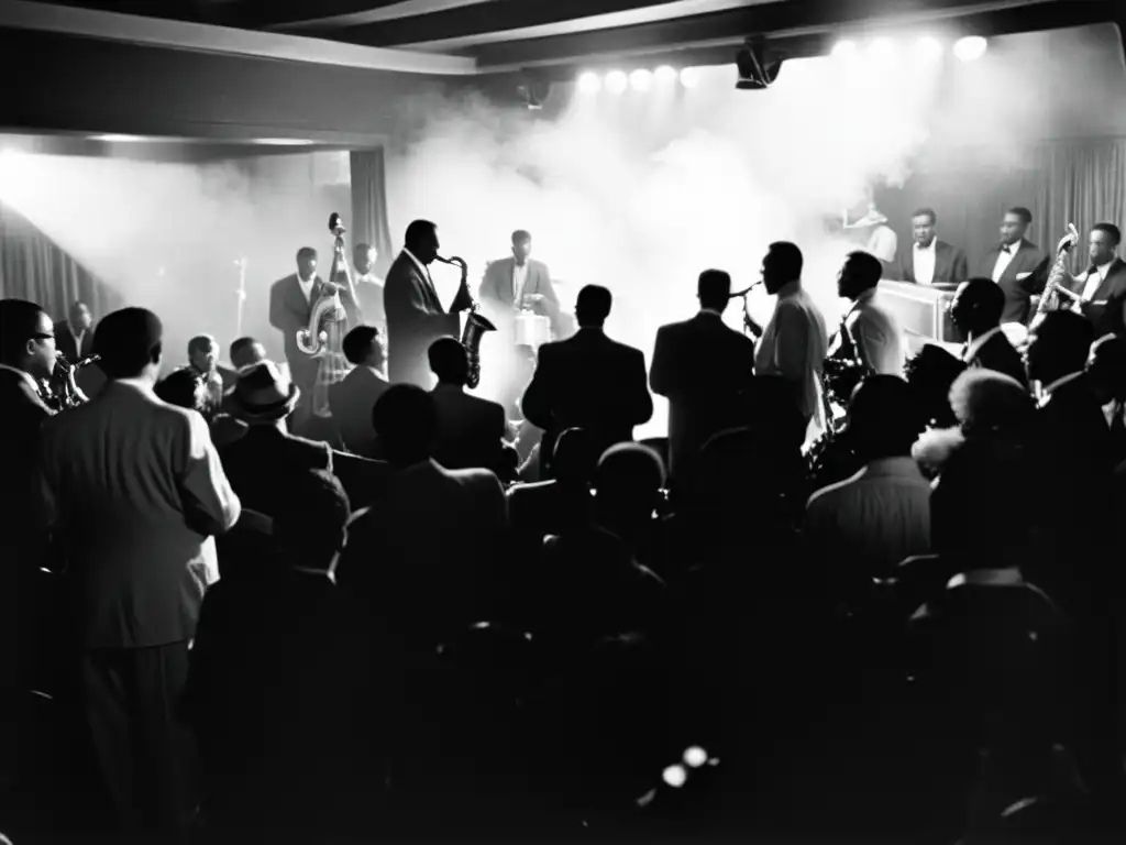 Vibrante club de jazz de los años 50 con música en vivo, humo en el aire y público absorto